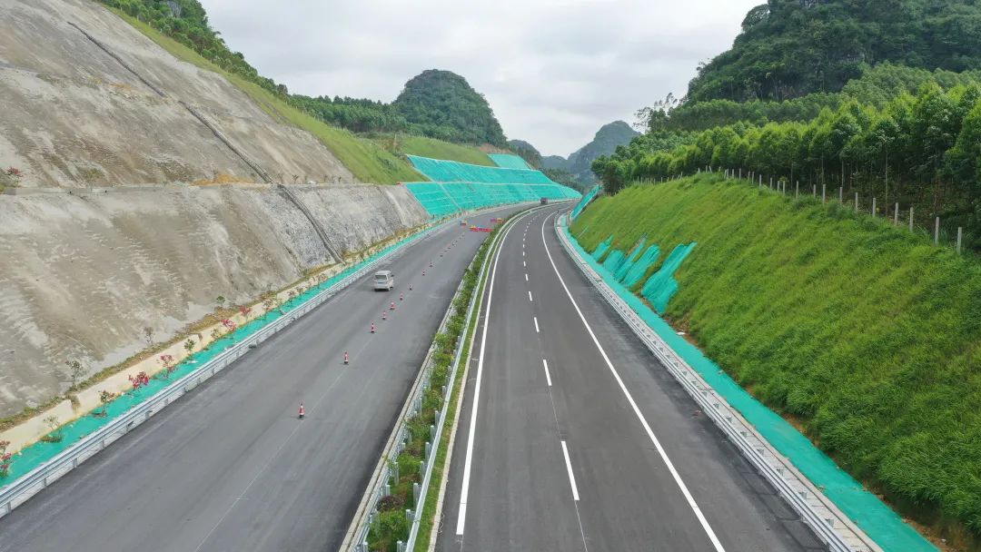 自治区副主席费志荣点赞北投集团新柳南高速公路建设成果