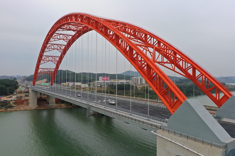 广西路桥集团承建的六律邕江特大桥建成通车