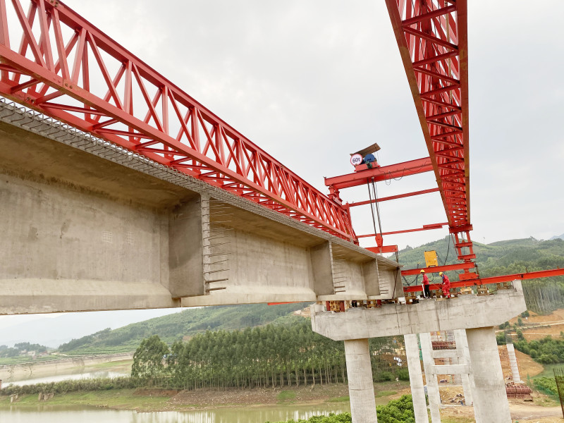 蒙象高速一期工程首片t梁顺利架设完成 - 子公司动