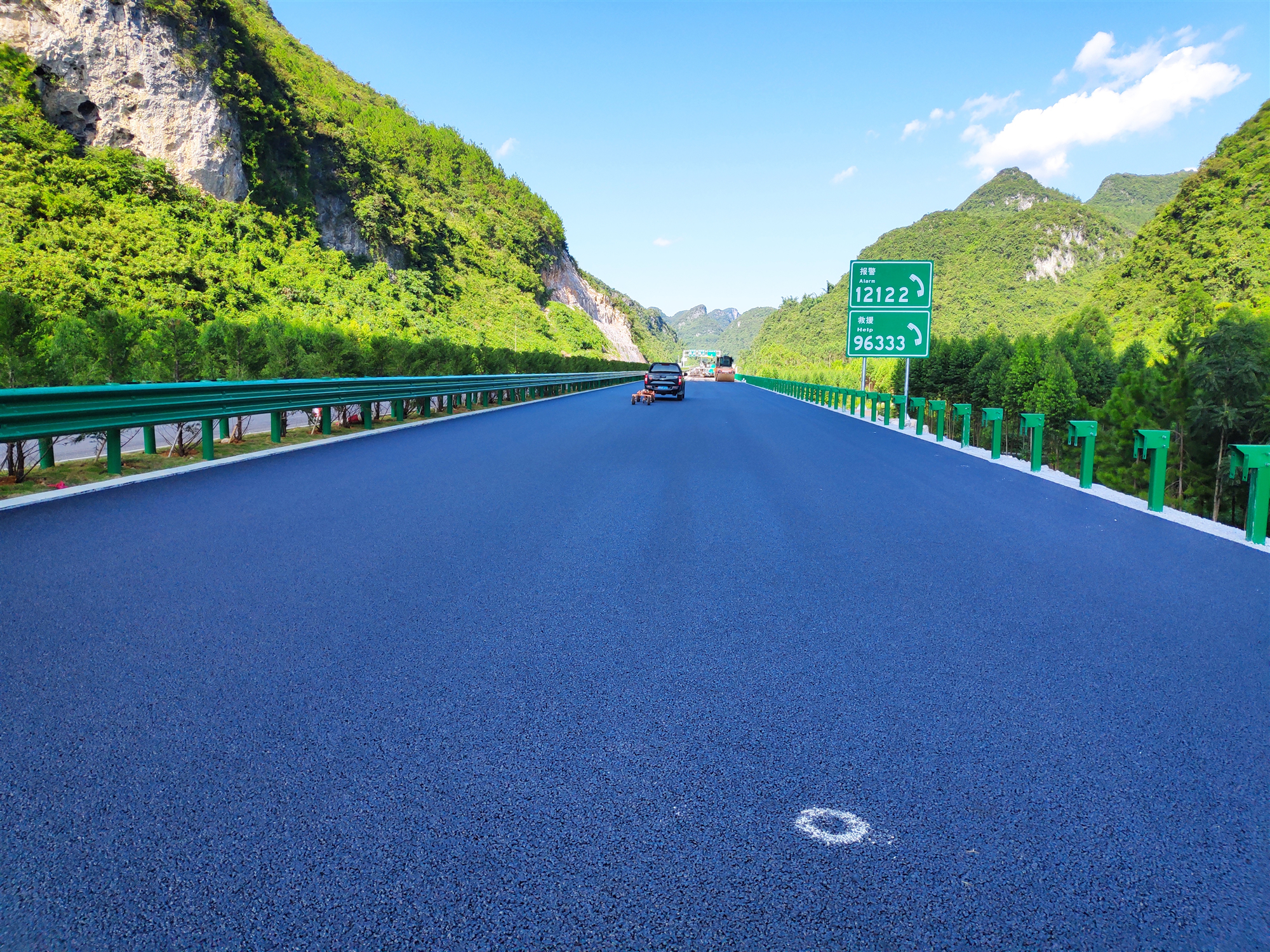 国内首次交科集团研发橡胶高黏排水沥青路面在融河高速成功铺筑