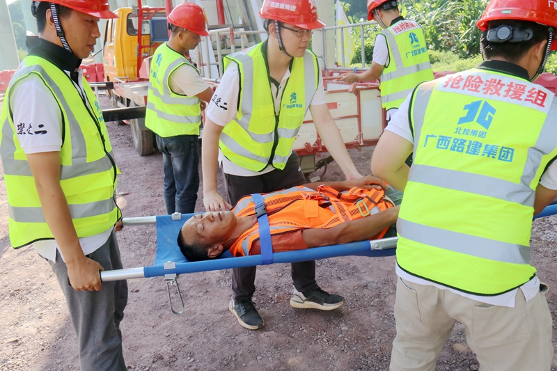 广西路建集团联合多家单位开展施工现场高处坠落应急救援演练
