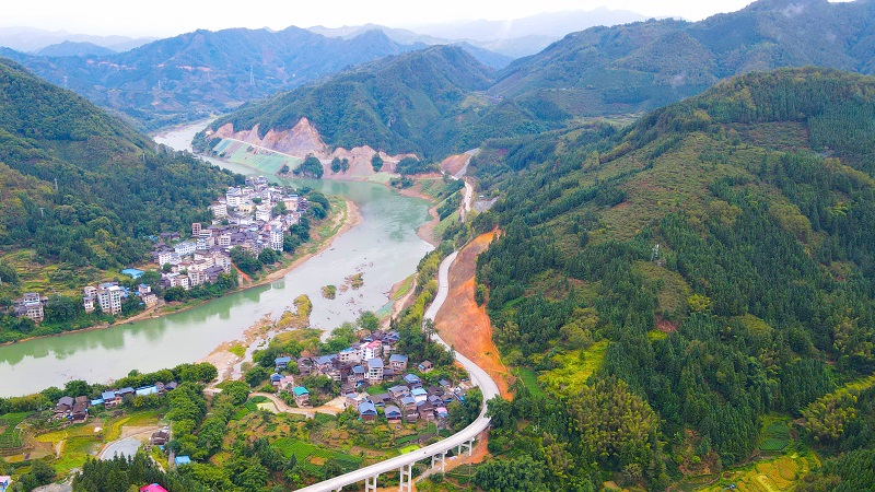 良梅路位于三江侗族自治县境内,项目路线起于良口乡良口大桥附近,沿都